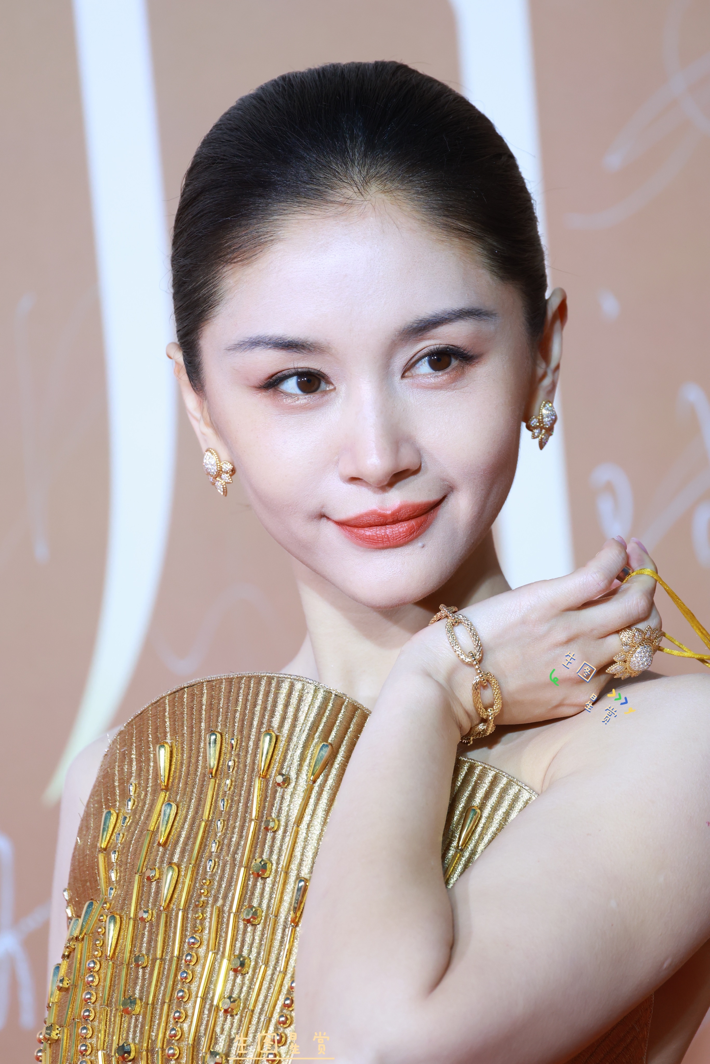 王子文COSMO盛典生图掉落，金色精致的大女主✨💛 王子文红毯摔倒时尚中国之夜