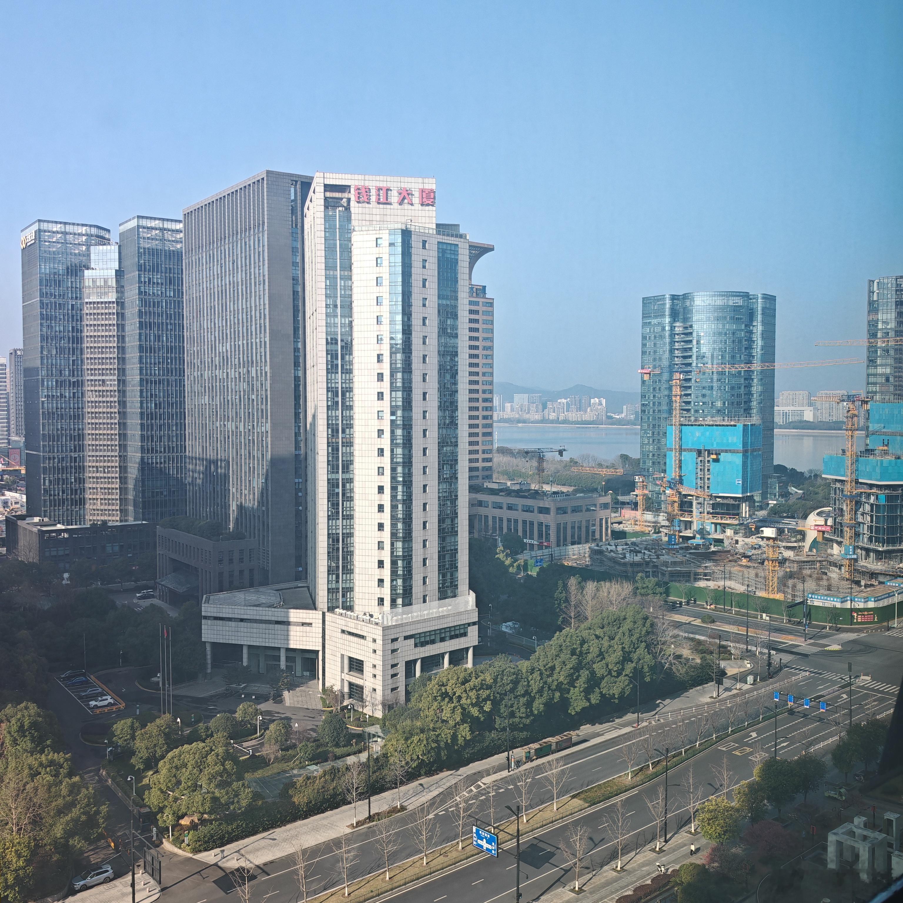 【投资明见】周四操作策略有时候市场是同步的，有时候市场是分化的。就分化而言，有的