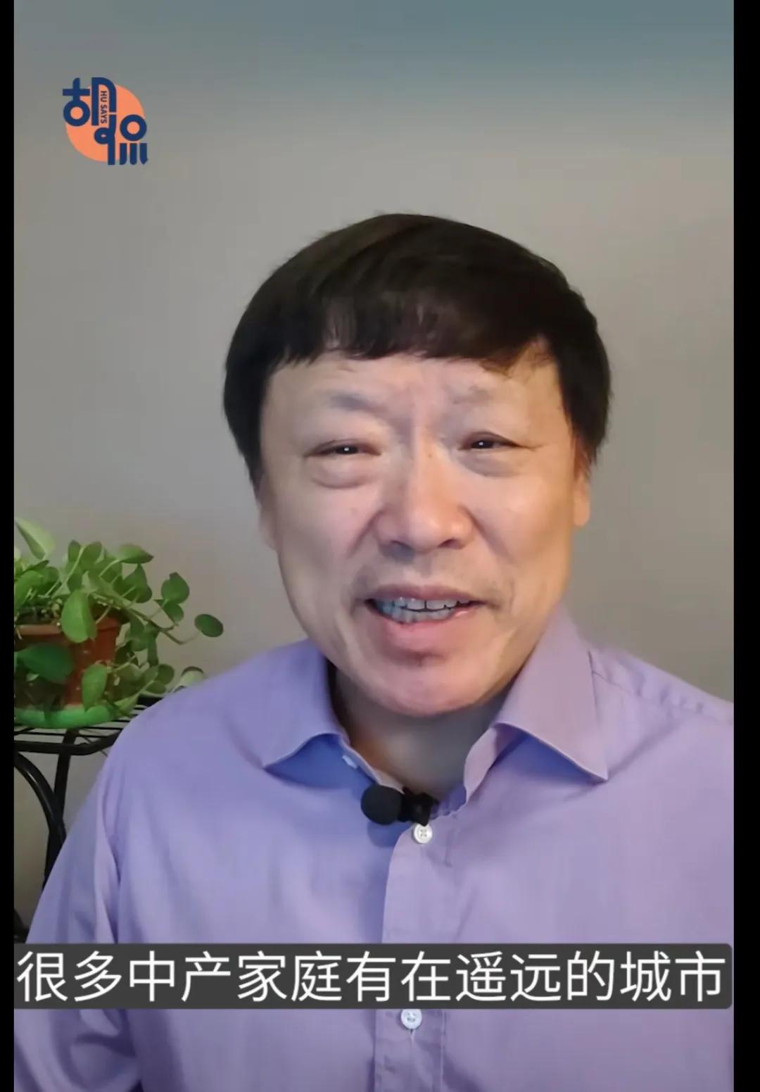 胡锡进在五一这天作了四句顺口溜，本意是好的，鼓励大家假期出来多游玩、放松。
但是