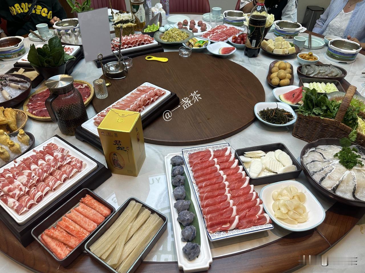 今天女婿嫂子的娘家父母在饭店设宴，招待我们一家从北京远道而来的客人。

为了显示