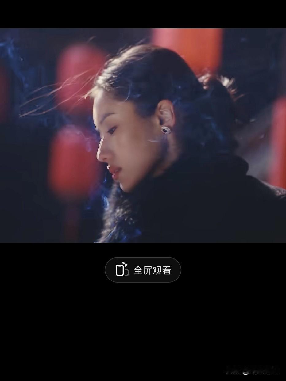 小姐姐这一张脸感觉好高级呀，乍一看像年轻时候的巩俐