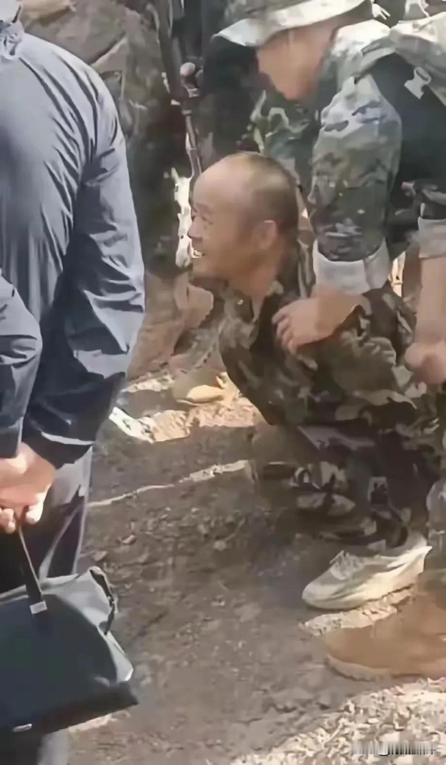 杀害一家5口的霍文常被抓画面曝光：他的脸上却没有一丝恐惧，甚至露出些许的微笑，不