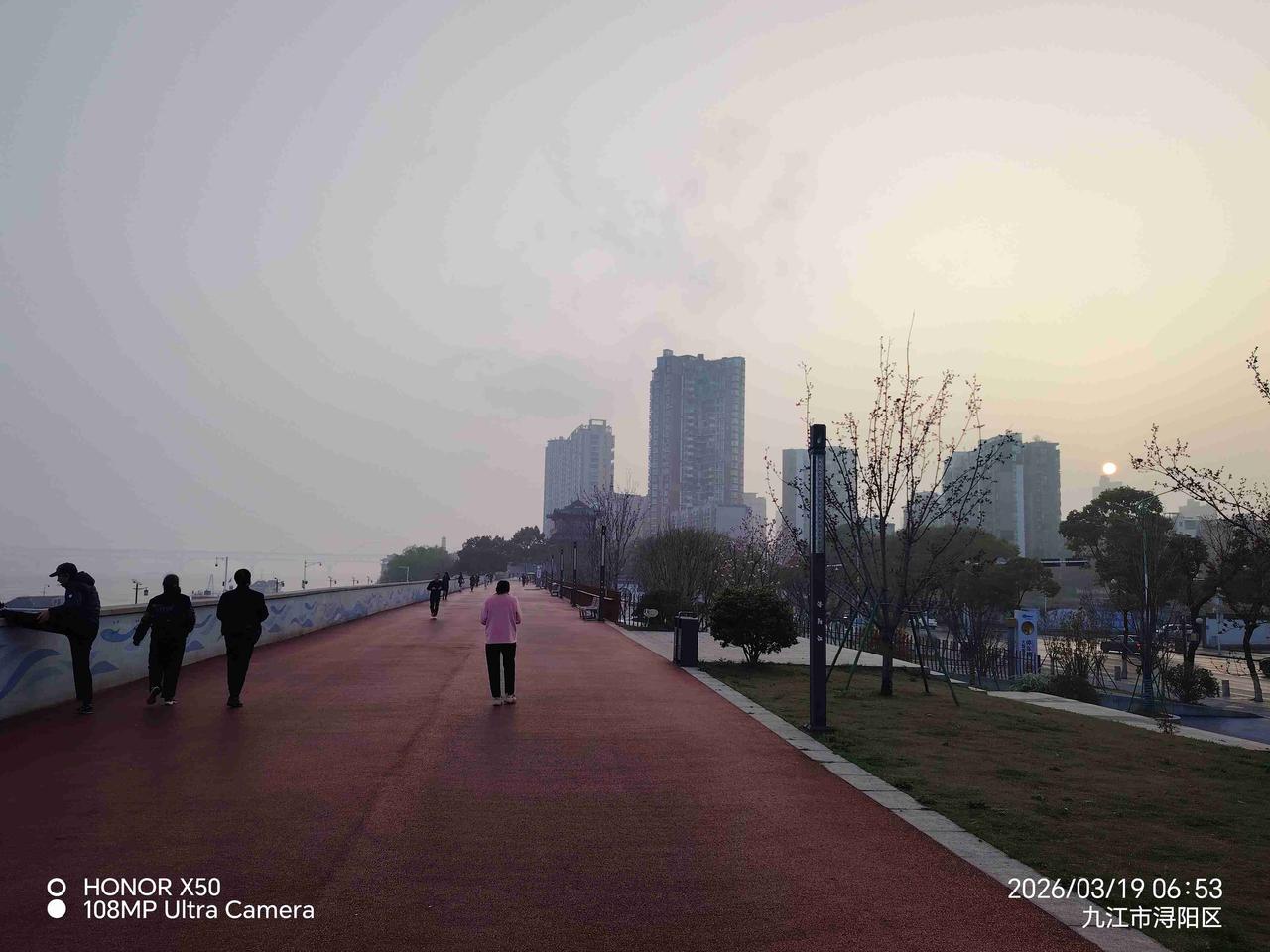 我的今日状态：😁轻松愉快
我这里的天气：☀️晴天长江岸边晨练迎日出美景