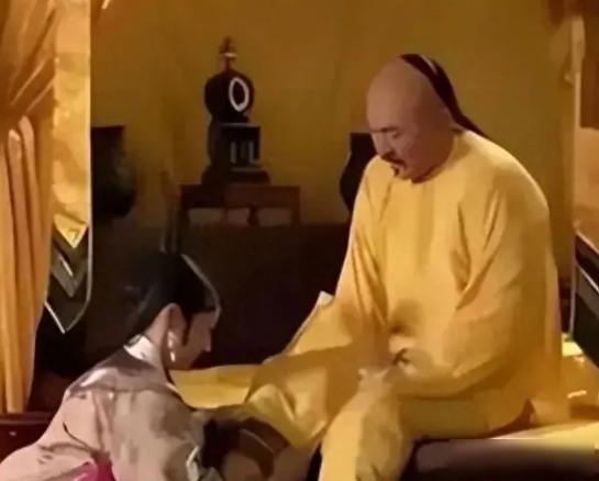 乾隆醒来，对一个宫女说，“你来伺候朕冲龙沟。” 宫女听完开心不已，赶紧回应，“奴