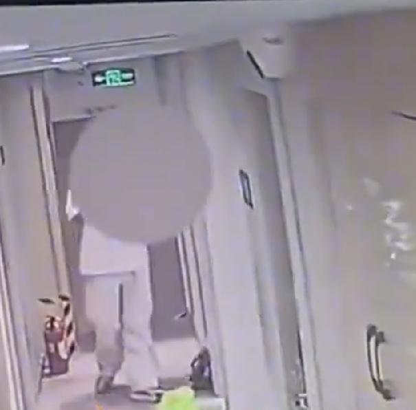 某女子一丝不挂时遭人闯入
武汉汉口火车站旁某快捷酒店内309客房，一位住店子女洗