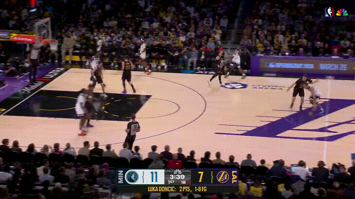 森林狼大将李凯尔真是太神奇了！在今天森林狼客场挑战湖人的焦点战中，当时比赛进行到