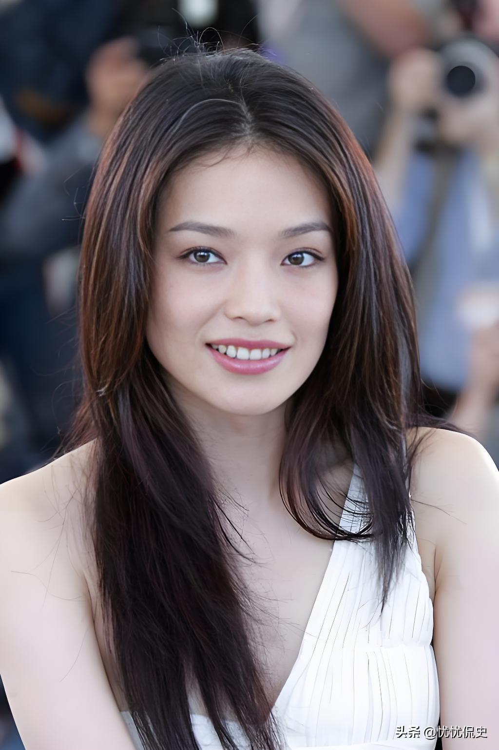 2001年戛纳一幕：舒淇的回答，藏着两岸同胞的朴素期盼
 
2001年的法国戛纳