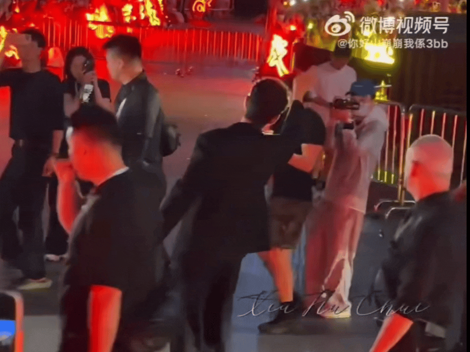 真的太好笑了就是往后仰那一下。。根本已经想象到正面就是咪温柔哄小孩这样。 