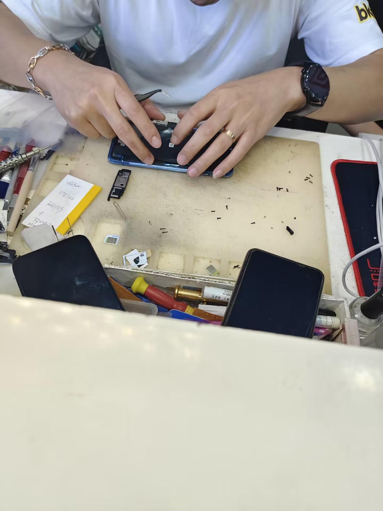 这些天网上到处在讨论是买华为P60，还是苹果15，我看一下价格，今天默默地去换块