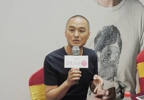 2019年，央视美女主持人许戈辉在节目中，问冯唐：“什么样的人才能成事？”冯唐直
