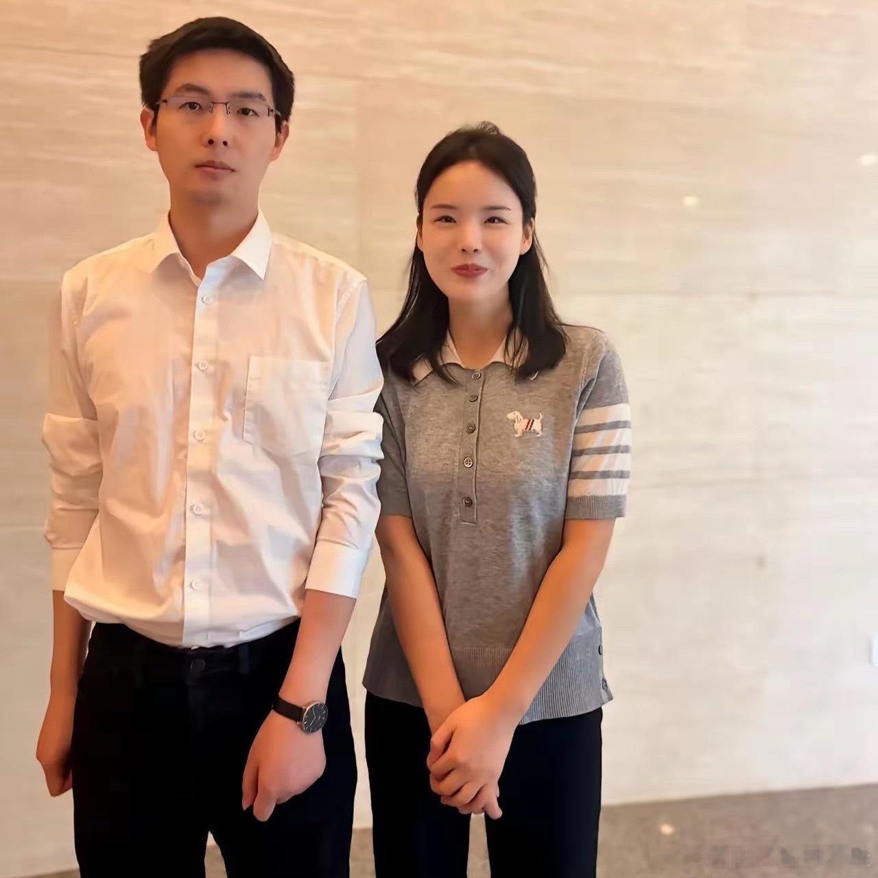 宇树科技创始人王兴兴跟女粉合影胳膊肘都不碰女生的理工直男[666] ​​​