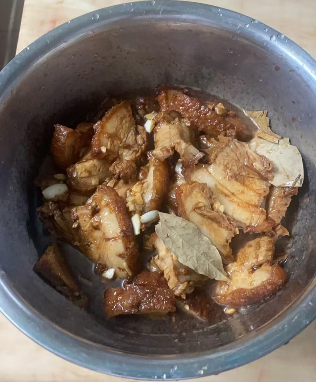 人生第一次做广西扣肉，炸扣肉还是比较成功的，就不知道味道怎么样了。等一下要买芋头