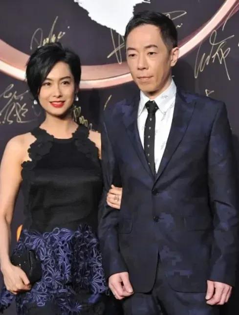 2013年，黄贯中的父亲对朱茵拳打脚踢，黄贯中得知后大发雷霆，对着媒体喊话:"别
