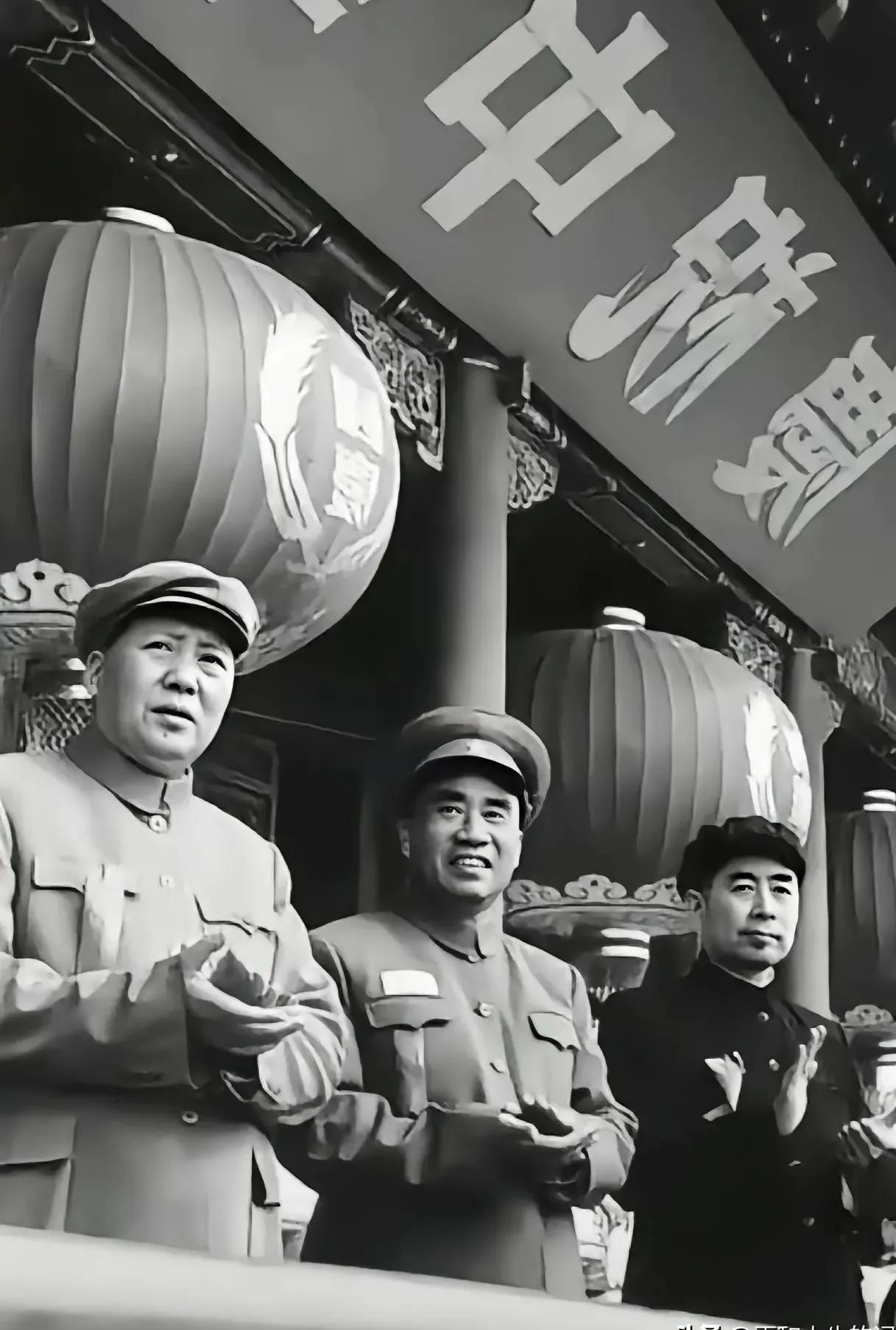 人民救星挽狂澜，一片丹心照汗青！