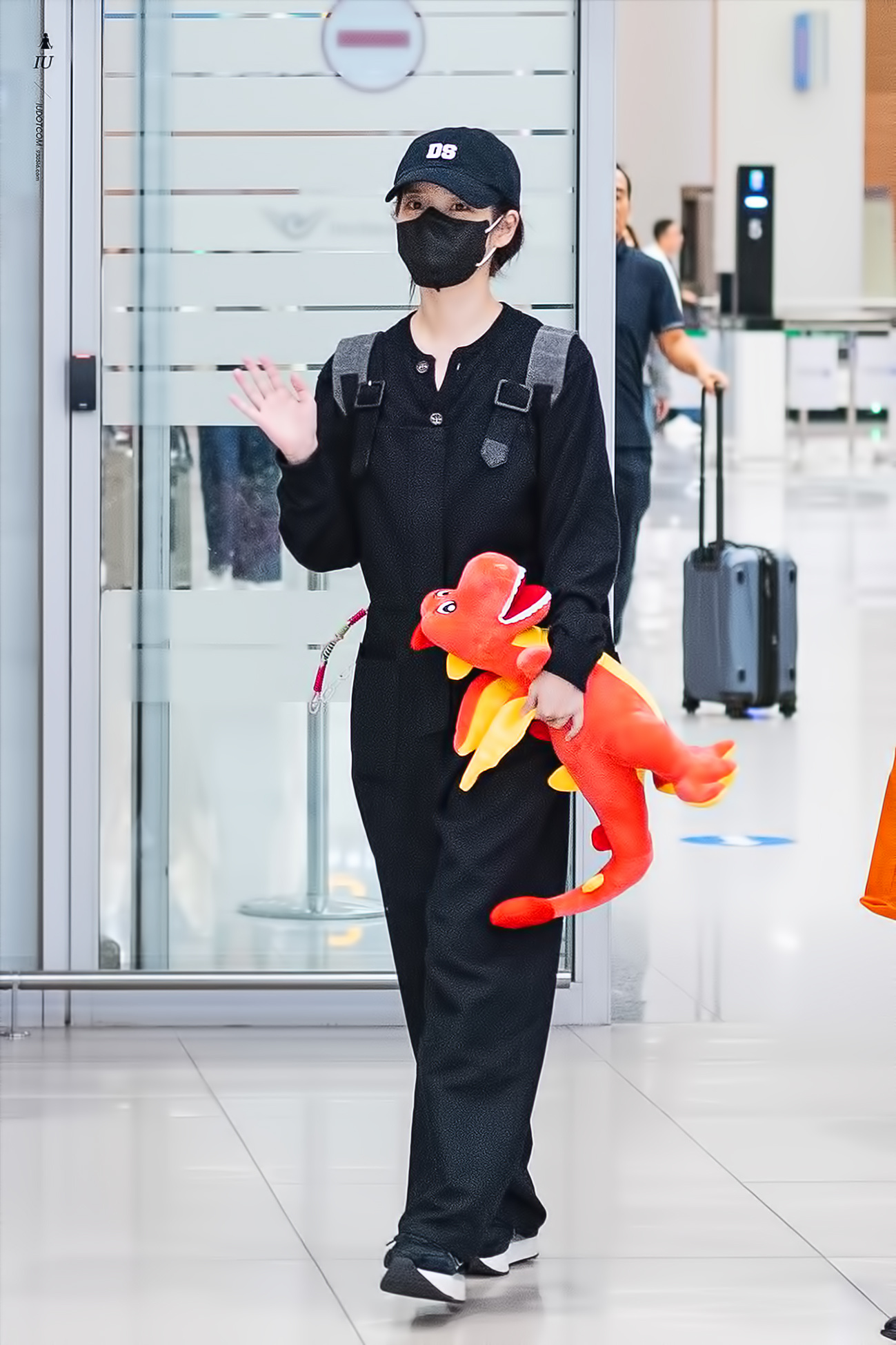 IU[超话]  💜IU花书签3 2024年时光机🐥240430 IU仁川机场