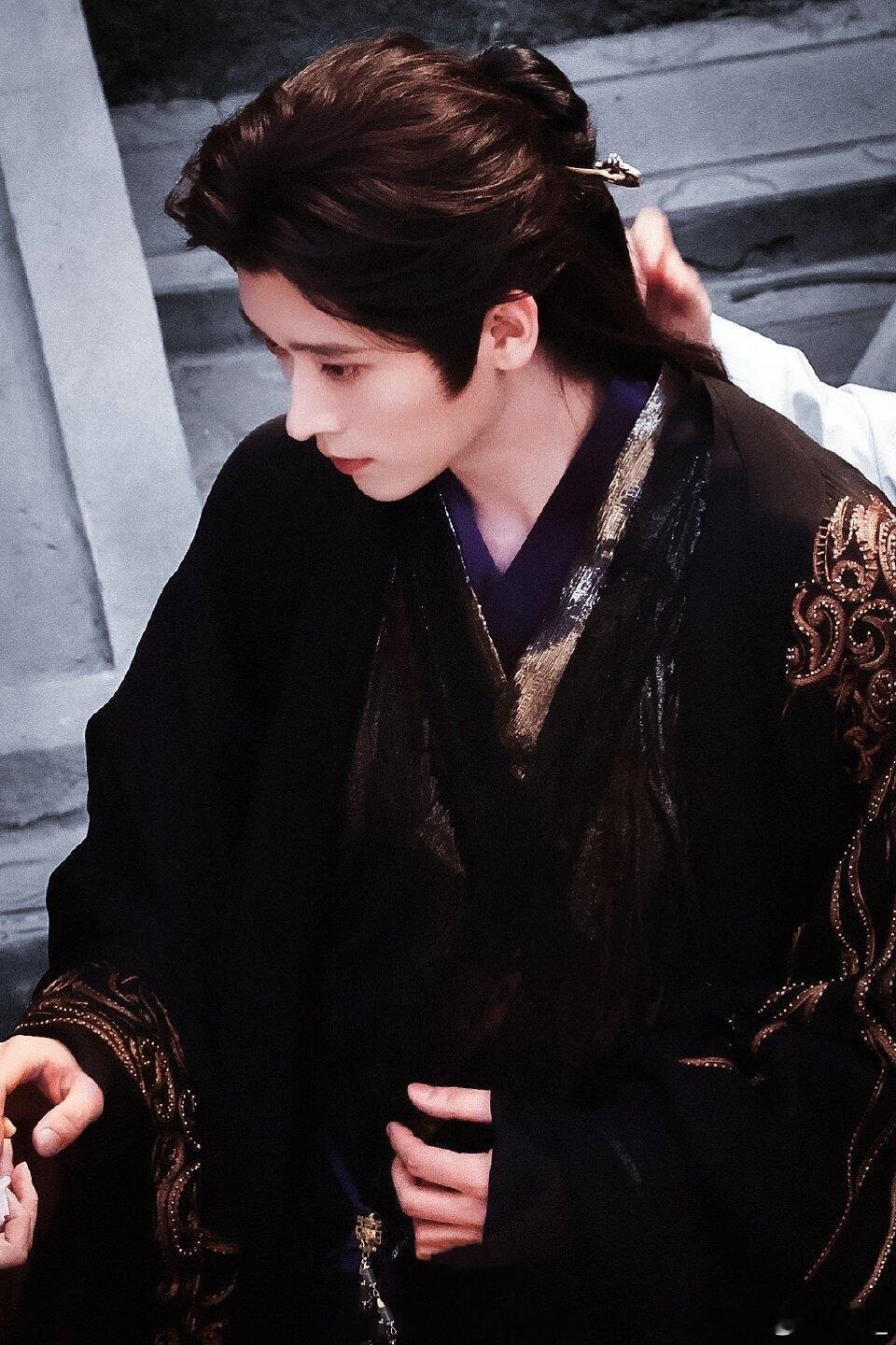  开工日被丞磊的睫毛狠狠拿捏！天然纤长浓密，根根清晰像画了眼线，眉眼温柔又有气场