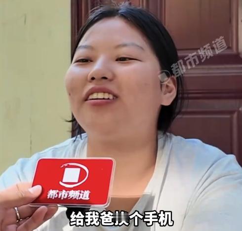 河南郑州，一女生被记者问高考完去哪里玩？万万没想到的是，她说要去打工给爸爸换新手