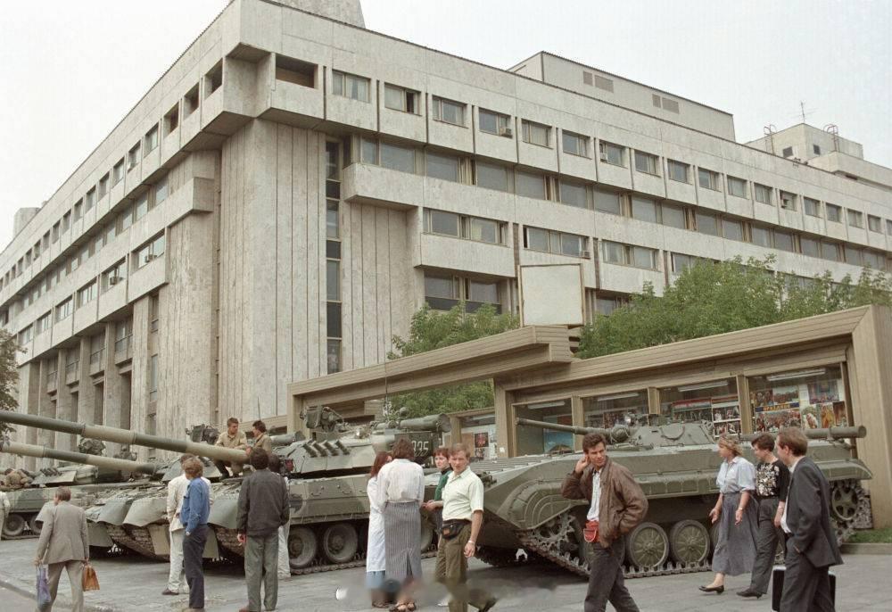 1991年8月19日-21日，莫斯科街头的苏军装甲部队 其中的一部分车后来大概折
