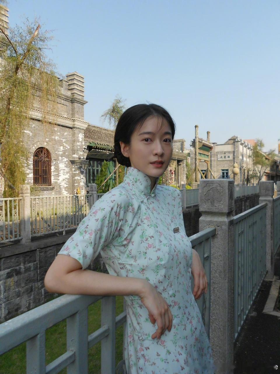 刚才回放《射雕》郭襄片段，再看如今《抓特务》海报，我直接泪目。18年啊，从小配角