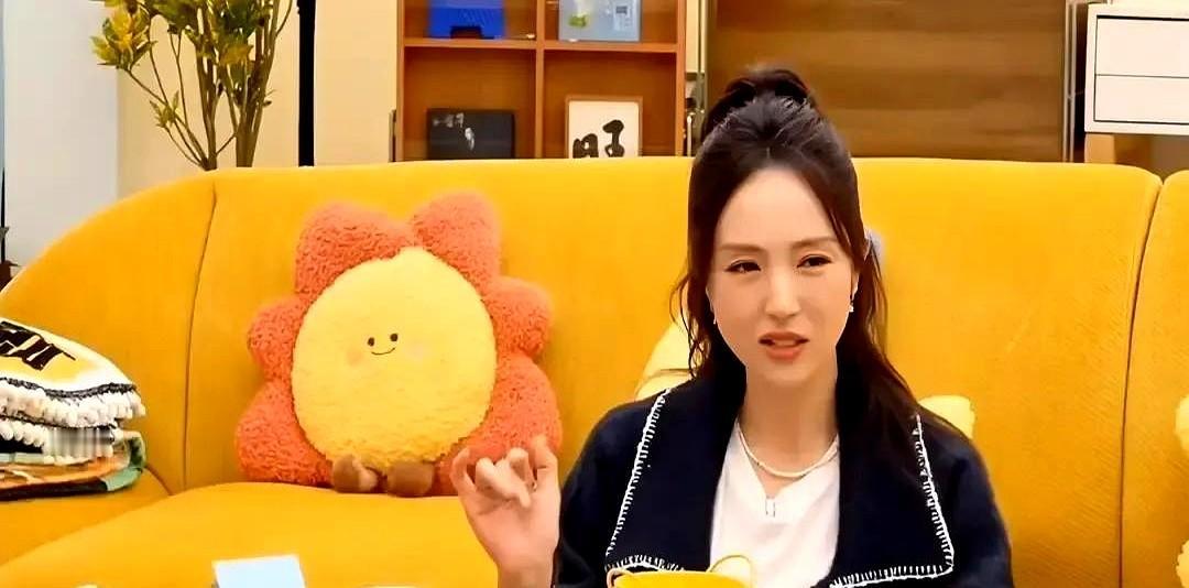 董璇被曝常年穿98块一条的一次性内裤，一年光扔内裤就花掉几万块。爆料说她在剧组嫌