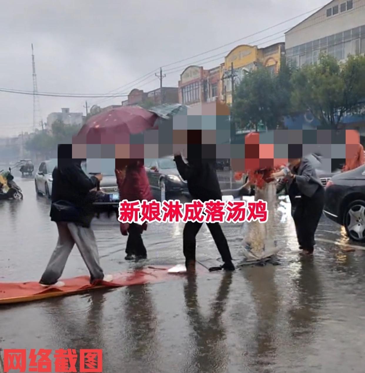 河南有新人婚礼这日老天不美下雨了。

可一旁的新郎却自顾自一人撑伞，这是没有在意