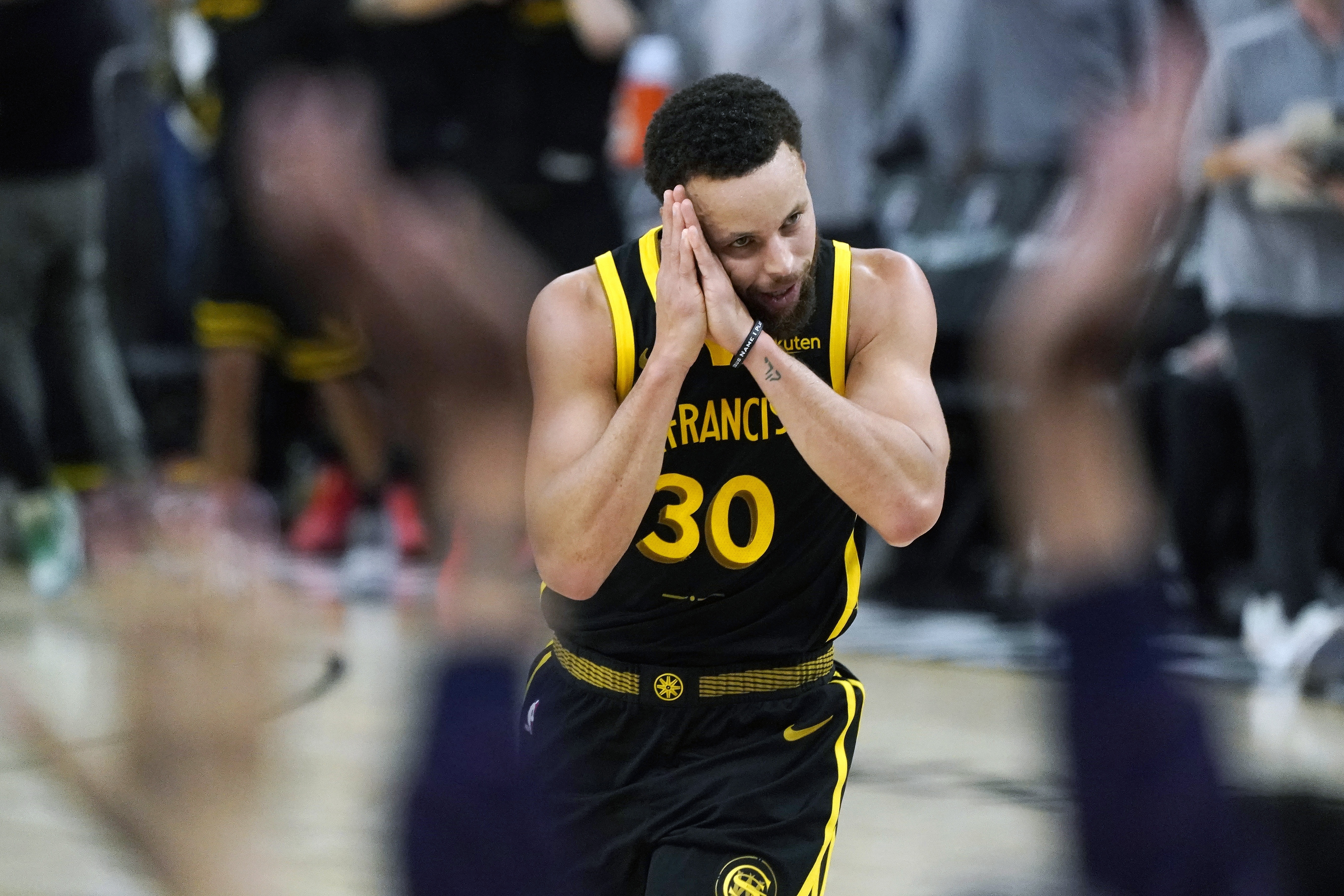 在库里与爱德华兹过去5场正面交锋中，库里取得全胜。其中4场是巴特勒不在场的情况下