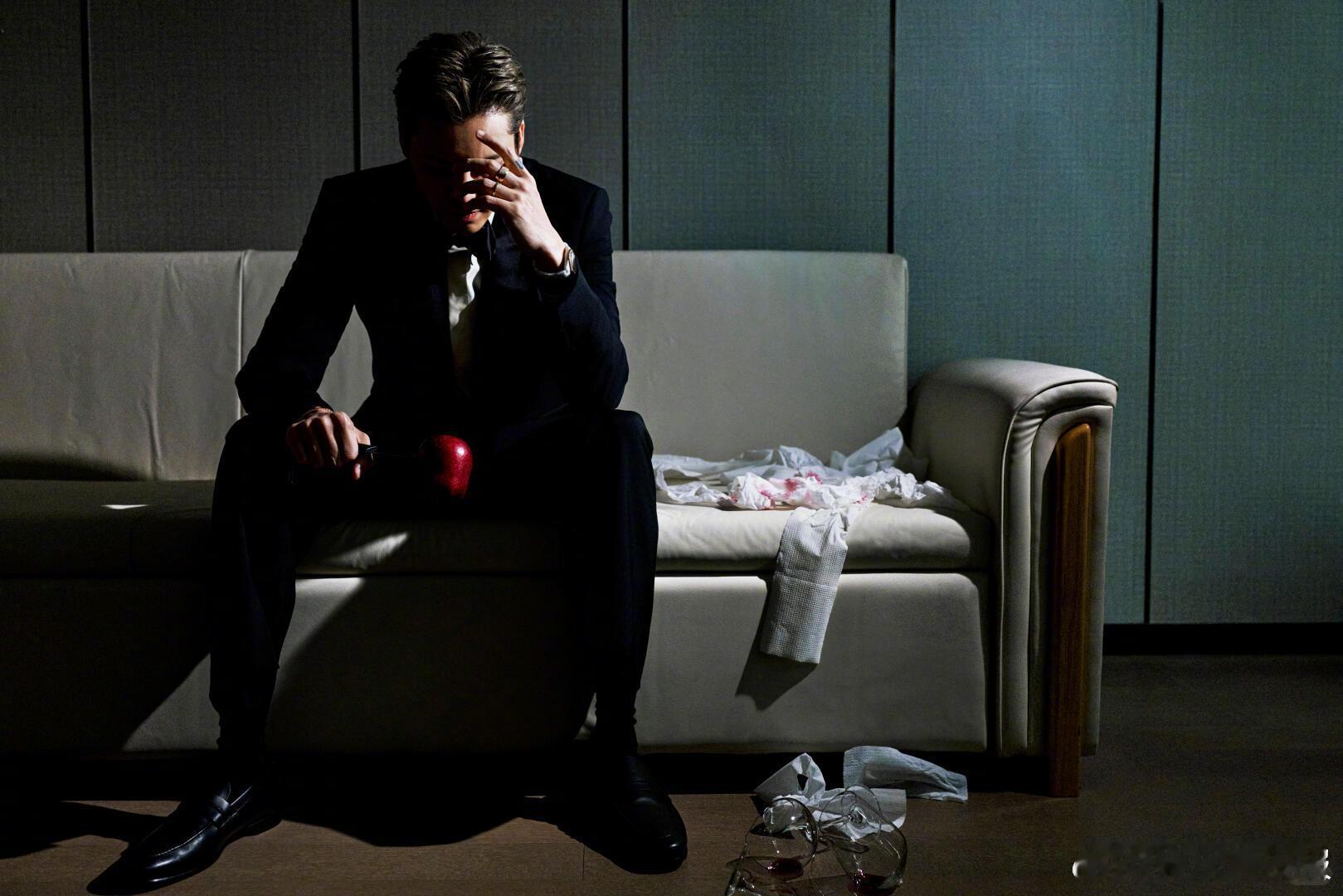 陈伟霆被自己的老鼠干丑到 面对粉丝的奇葩礼物毫不掩饰真实想法，不装不端着，直白表