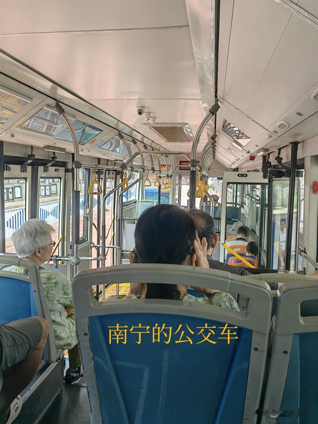 乘坐南宁的公交车和来宾的公交车简直天壤之别。

南宁的公交车上比较安静，来宾的公