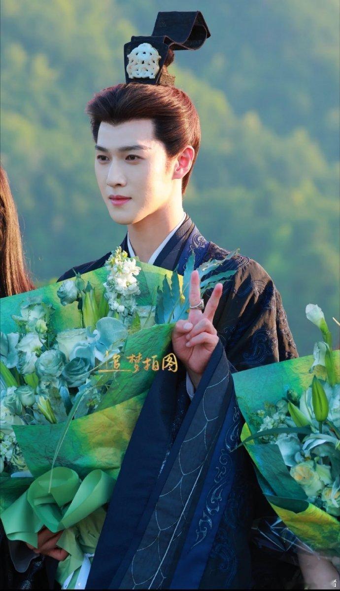 李昀锐归良辰捧花杀青照李昀锐归良辰杀青照 李昀锐归良辰杀青照，希望早日相见 