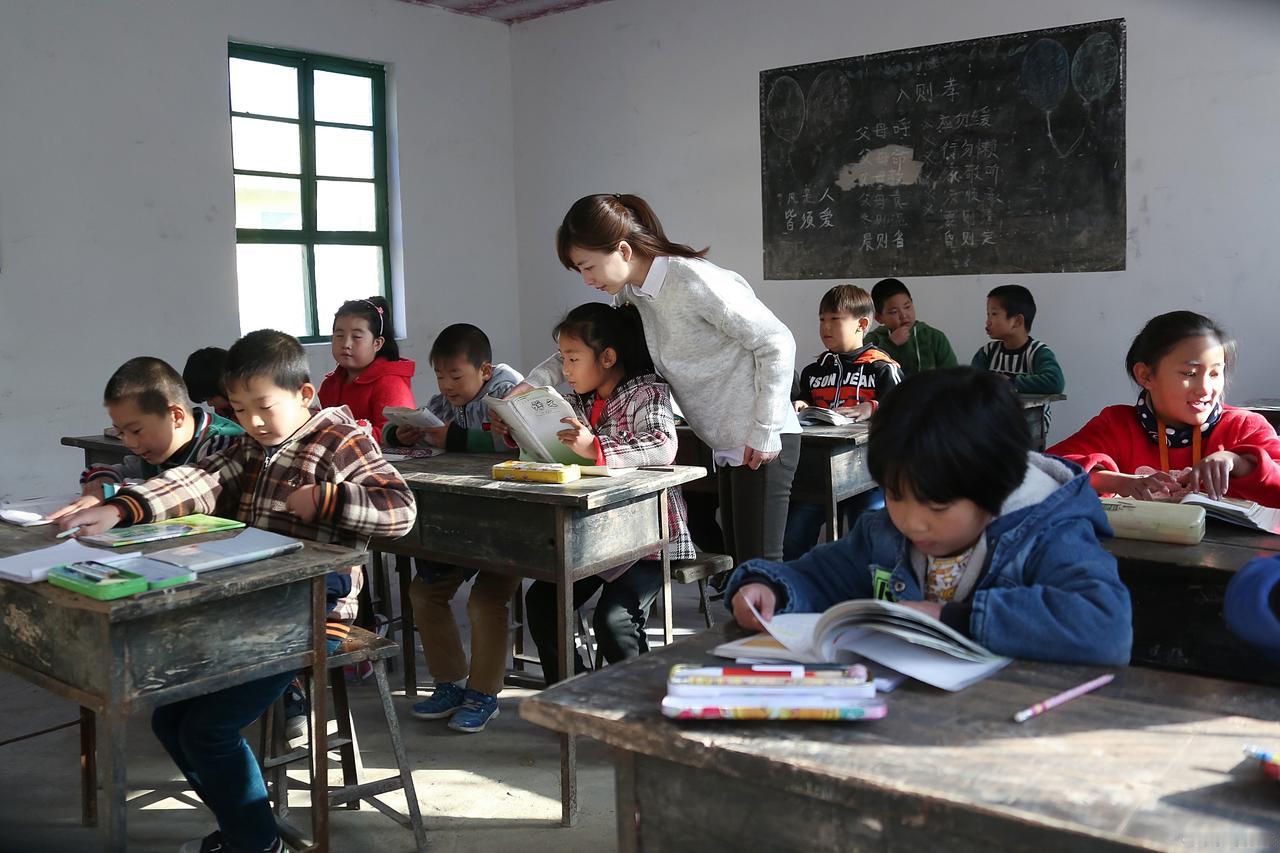 我76年参加工作，被一个农村小学招聘为民办教师，每月工资16元，与当地农民挣工分