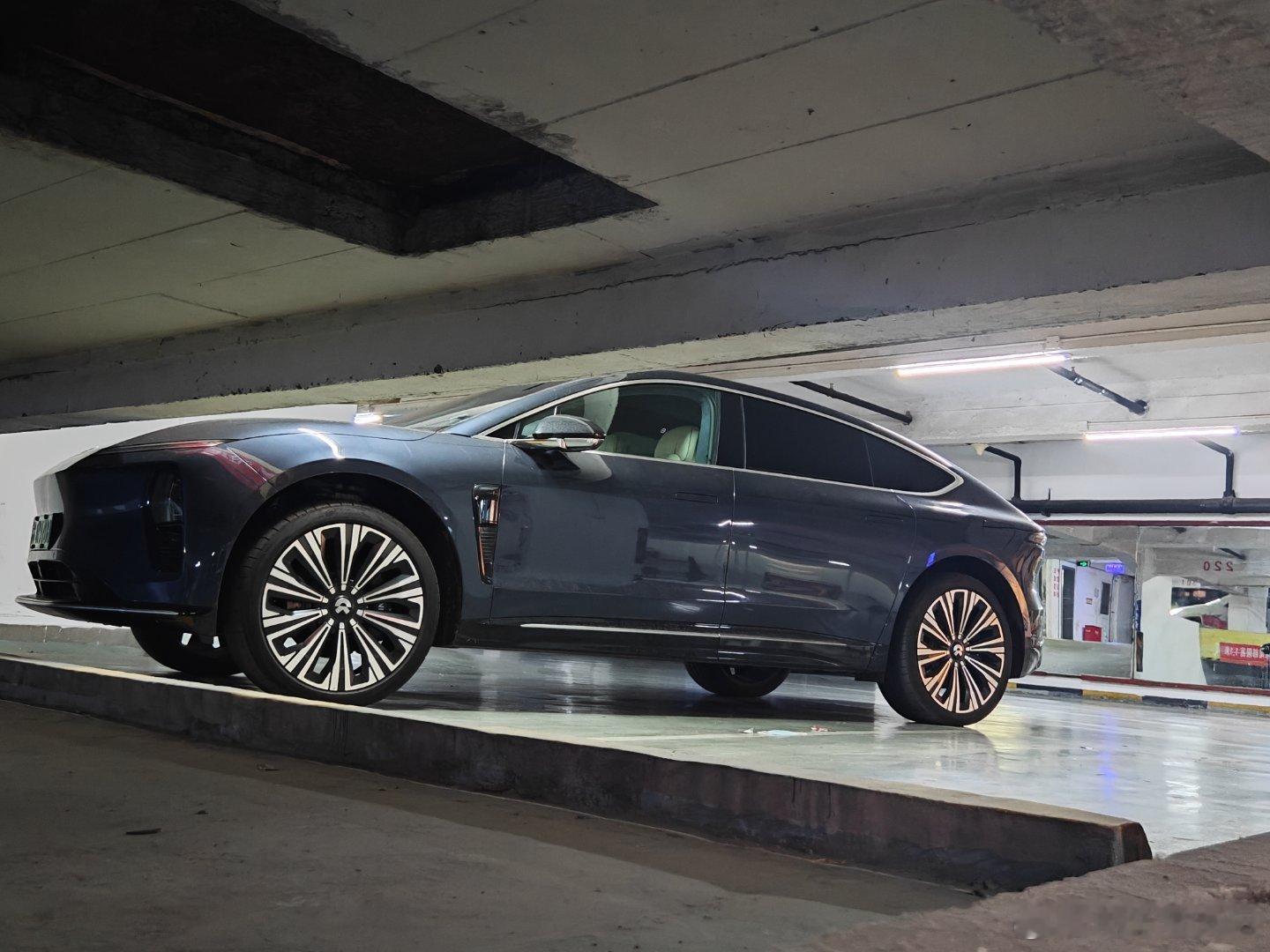 et9就随便一停，那种压迫感扑面而来这个导航的3d系统确实好玩前面一旦出现知名建