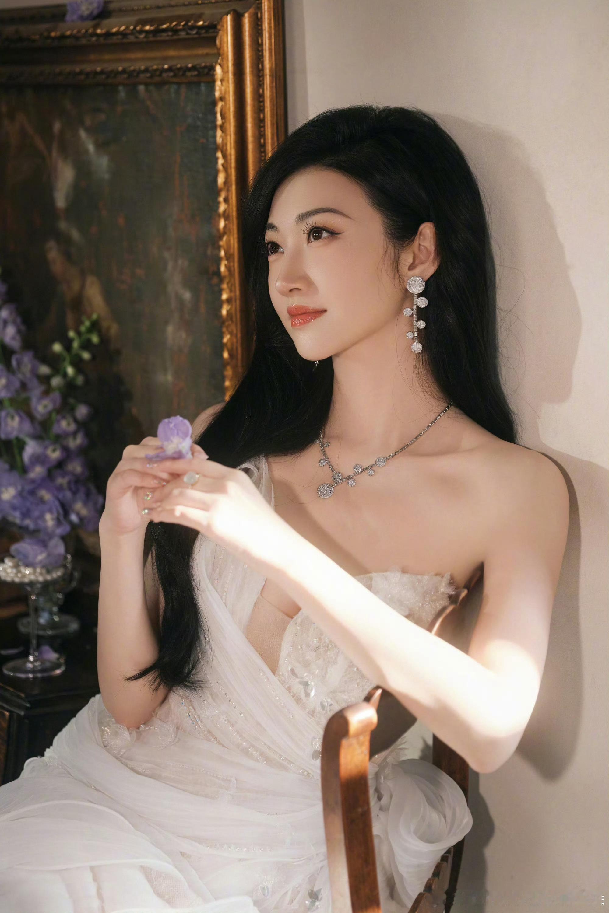 微博之夜嘉宾坐席微博四美 微博之夜，佩戴珠宝宝曼兰朵的女艺人——李云霄，张碧晨，