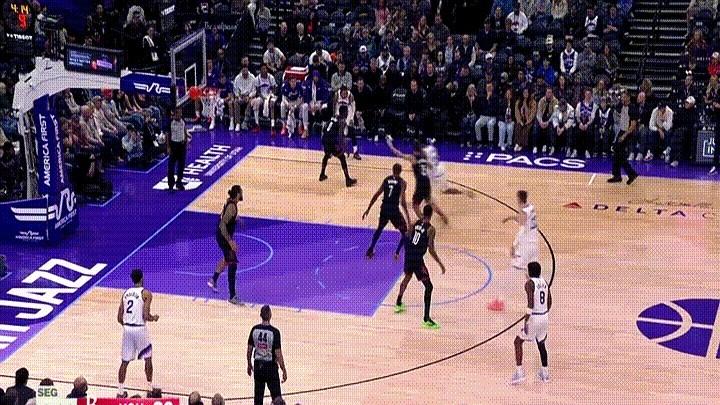 今天火箭对爵士的比赛里，亚当斯这波操作直接看傻观众！第三节还剩四分多钟时，他先是