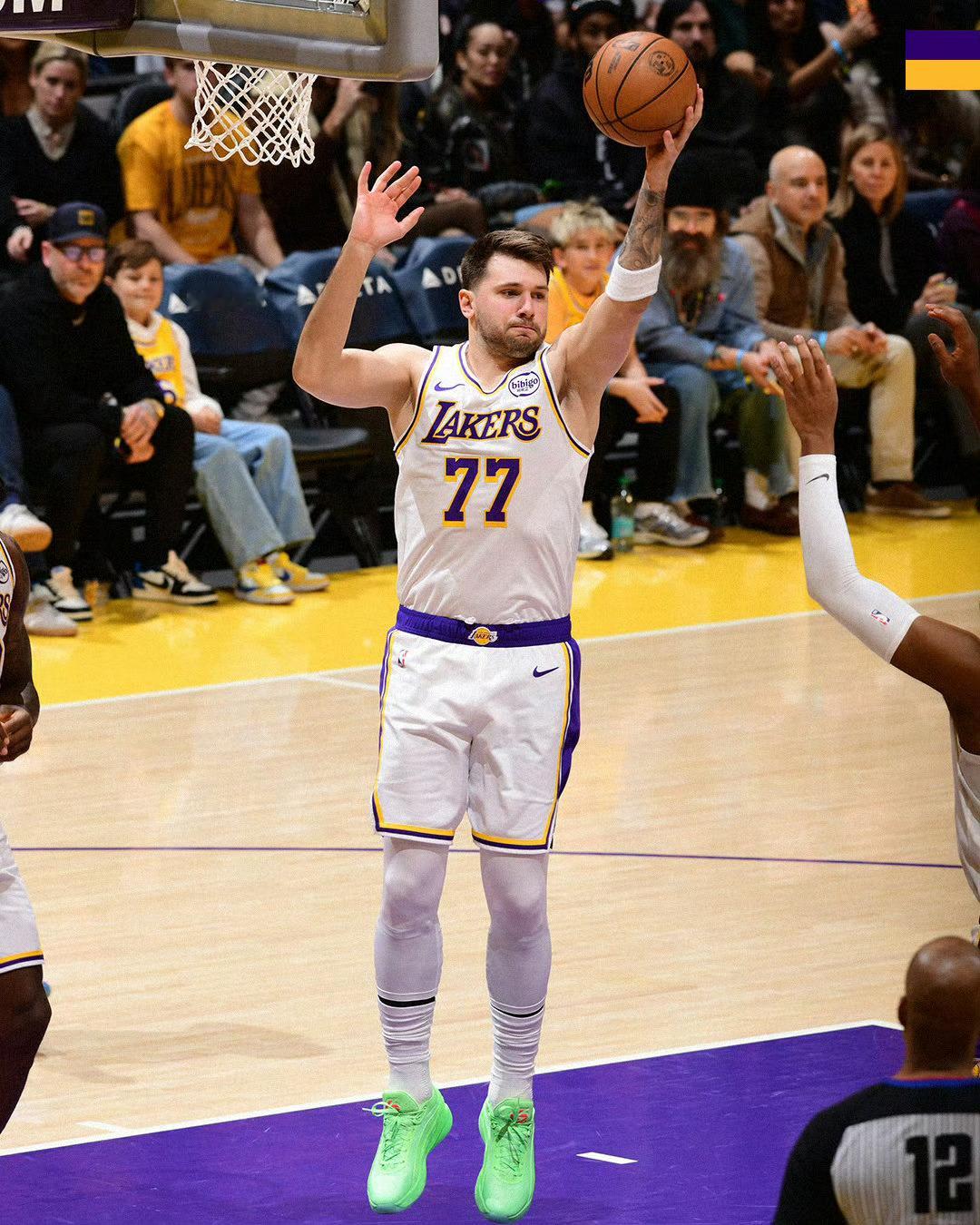 东契奇：“我认为当我们分享球权、转移球的时候，对我们来说非常有利。老詹今天只投丢