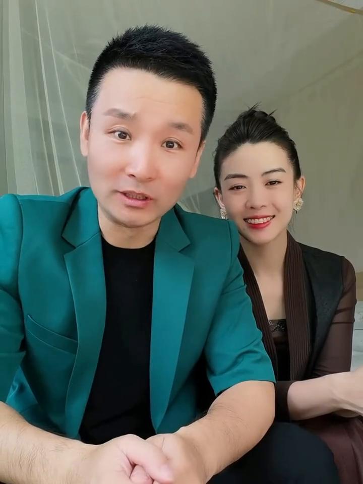 大家都说我孝顺，其实我们家最孝顺的是他，他不仅孝顺而且还很辛苦，两个孩子的教育和