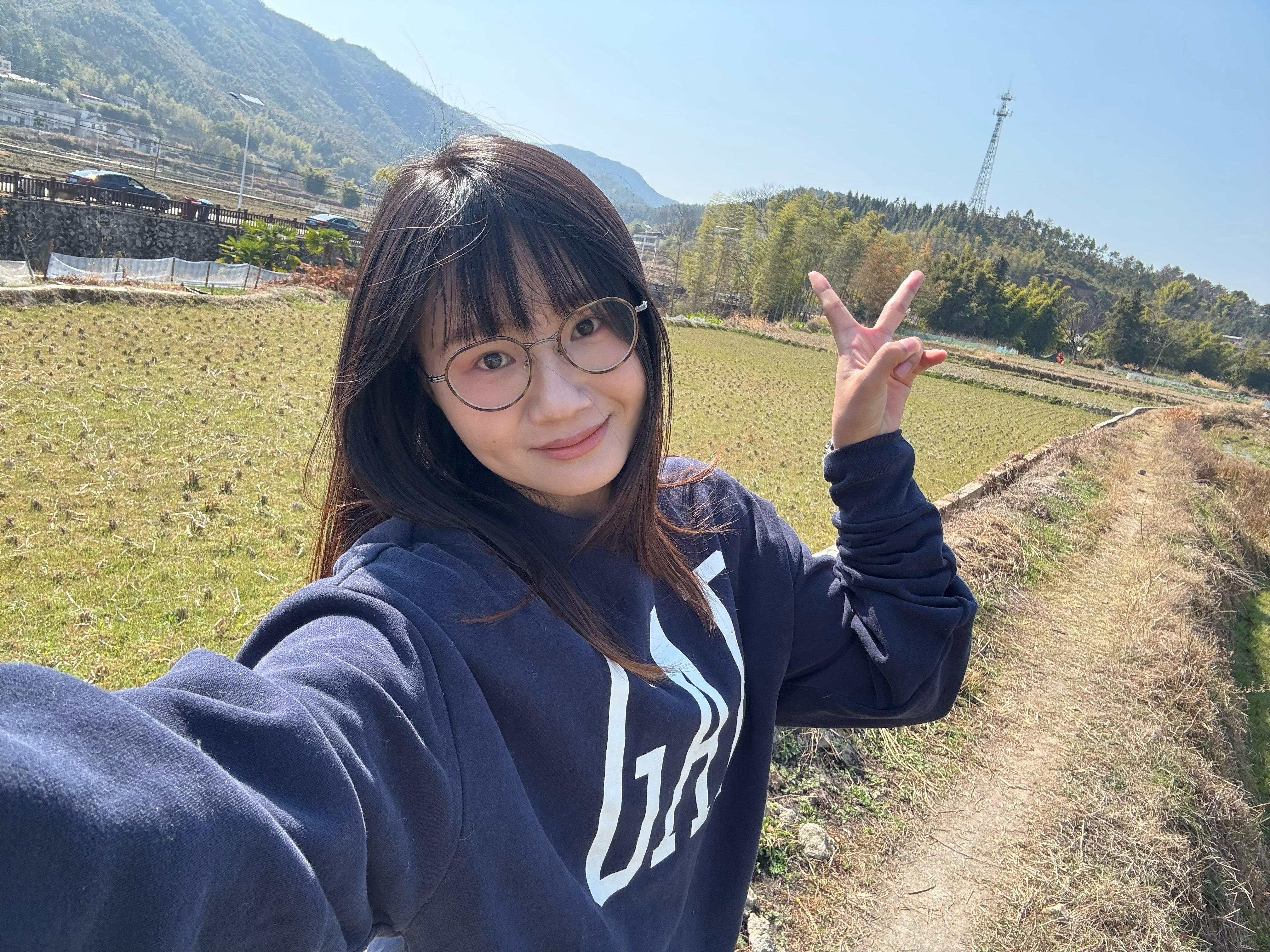 今天村里的天空好蓝，一朵云都没有，明天过年，就热闹了，家家户户都得放鞭炮