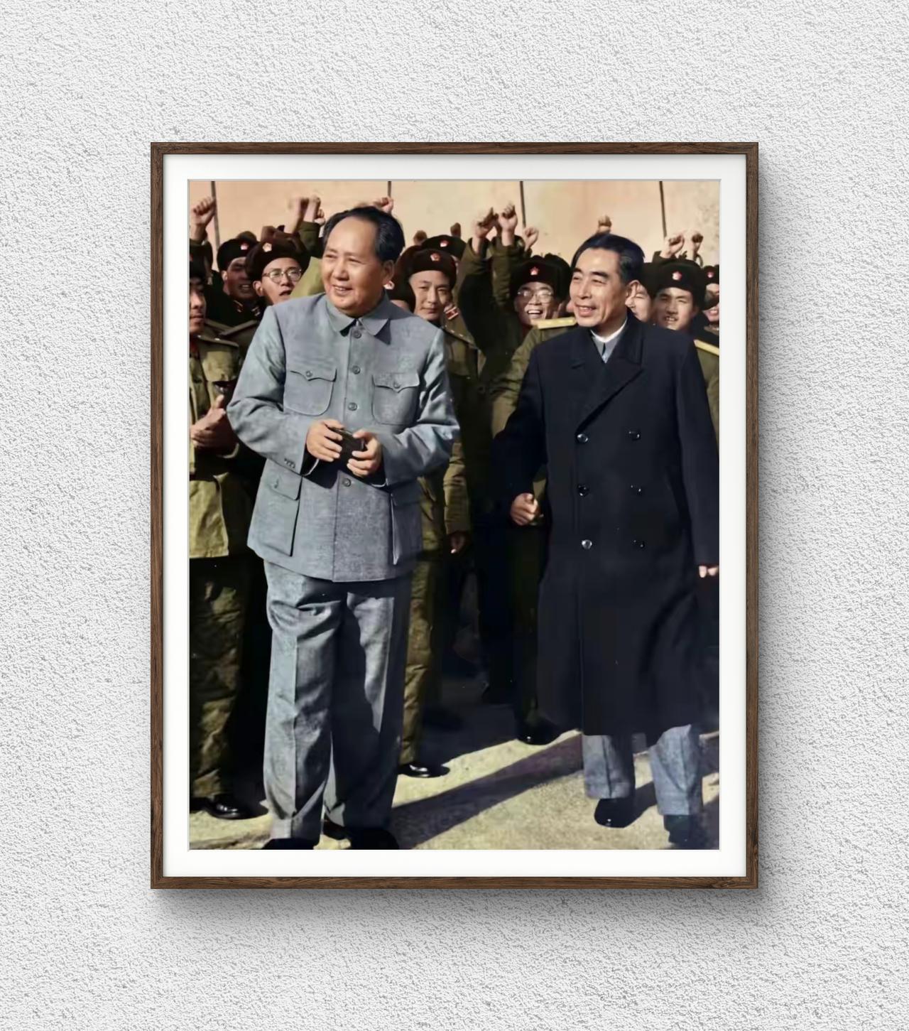 1957年8月，在山东青岛‌，是毛主席和周总理接见参加海上阅兵的海军青岛基地大尉