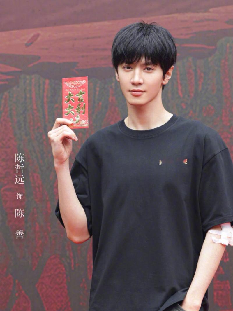 陈哲远《把黑夜点燃》开机照帅🈶！纯黑T恤配清爽造型，素到极致反而超有氛围感✨ 