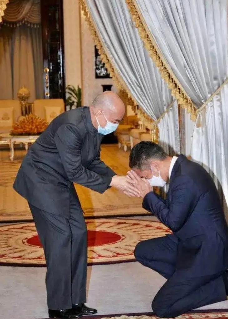 西哈莫尼国王的侄子夏卡武王子见了西哈莫尼国王，单腿下跪。
而洪森亲王等达官贵人见
