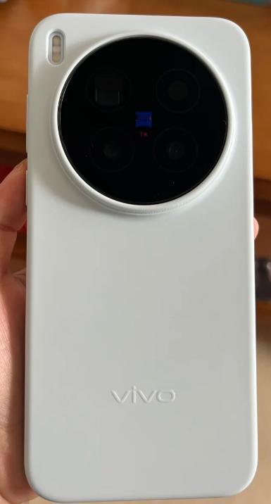 屏幕素质方面，采用2K分辨率AMOLED材质，支持120Hz LTPO自适应刷新