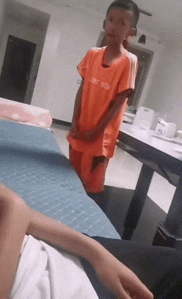 这也太吓人了吧，气性这么大，这长大了还得了，太令人担忧了。#教育#