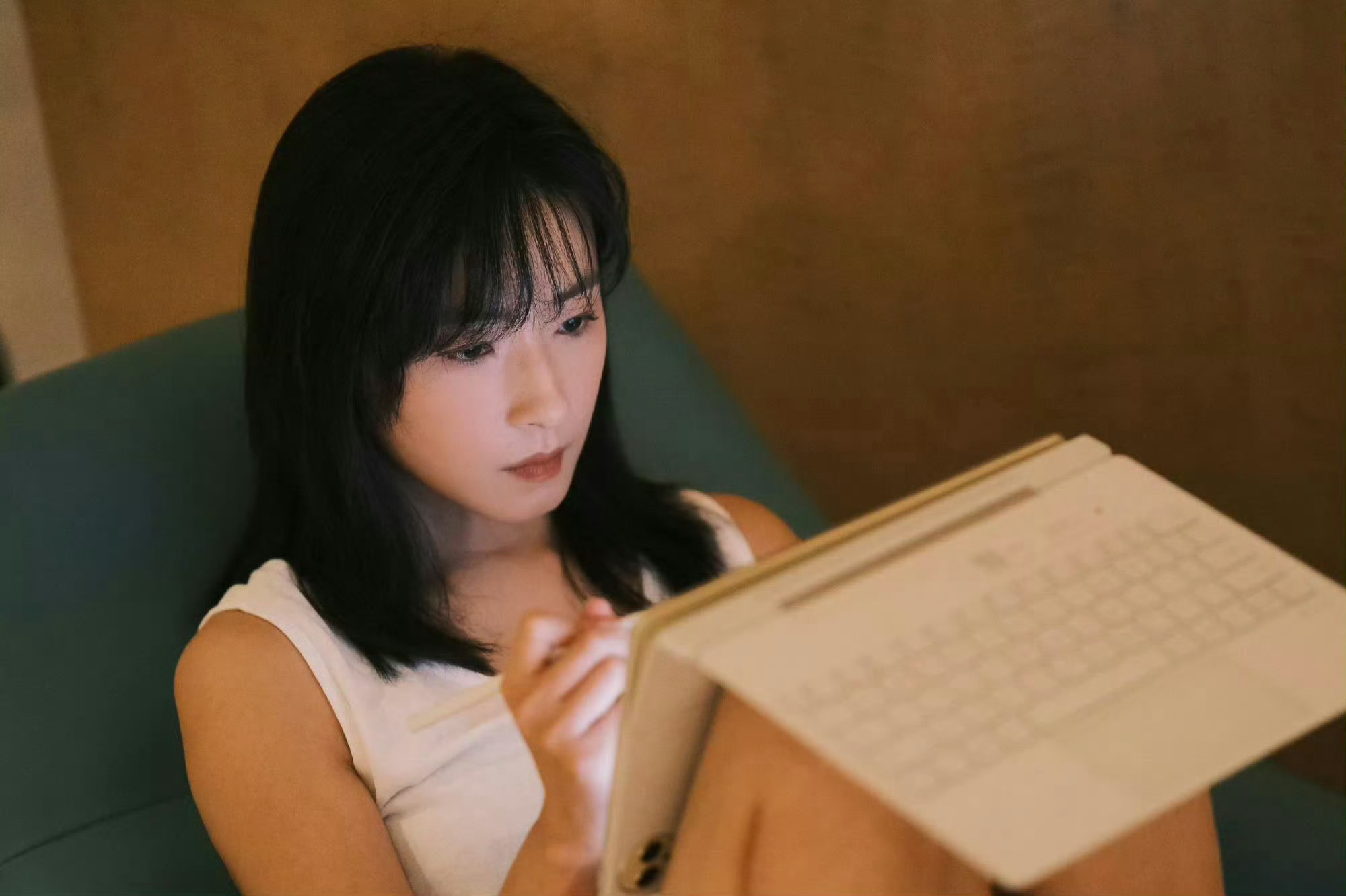 万茜唐宫仕女图华为平板精准压感手写功能加持，万茜细腻描摹唐宫仕女的温婉姿态。科技