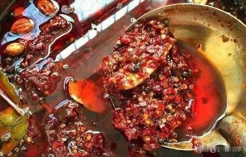 配料1  干辣椒5千克，牛油15千克，色拉油或者菜子油10千克。

配料2：
小