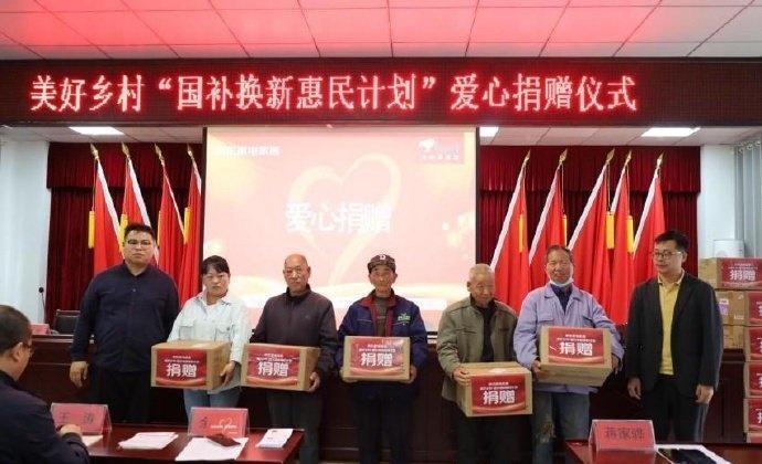 义卖摊位前人头攒动，义诊、义剪排起长队。企业捐赠、市民掏钱，所有善款将用于帮扶困