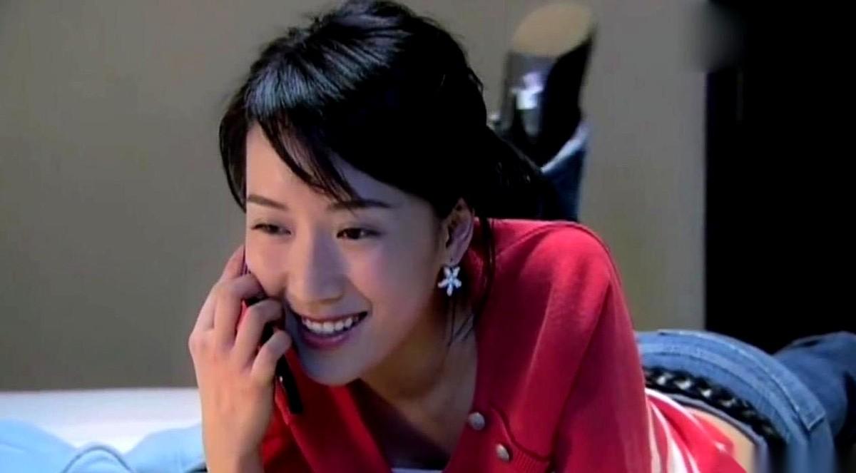 最开始，她天天跟我吐槽，说那个已婚的部门经理好烦啊，老约她晚上散步。
然后，她就