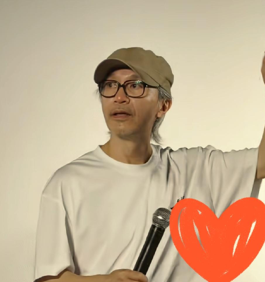 周星驰拍电影了，
向太与向佐“聊”起了他的电影。
两家积怨已久，
无非是向太嫌星