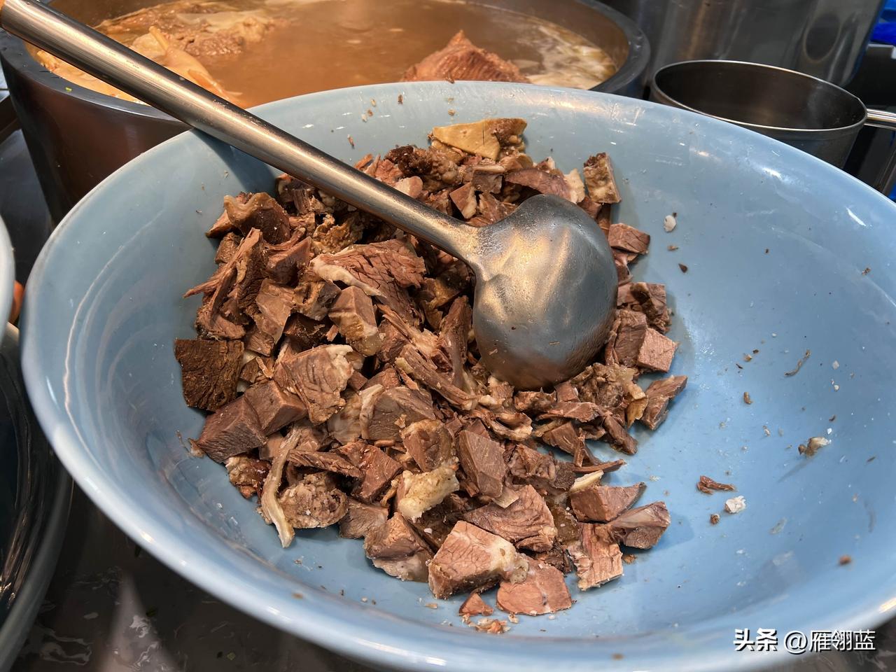 兰州牛肉面
中午吃的汉堡感觉像没吃饱，晚上必须全家来一碗兰州牛肉面。

看看这一