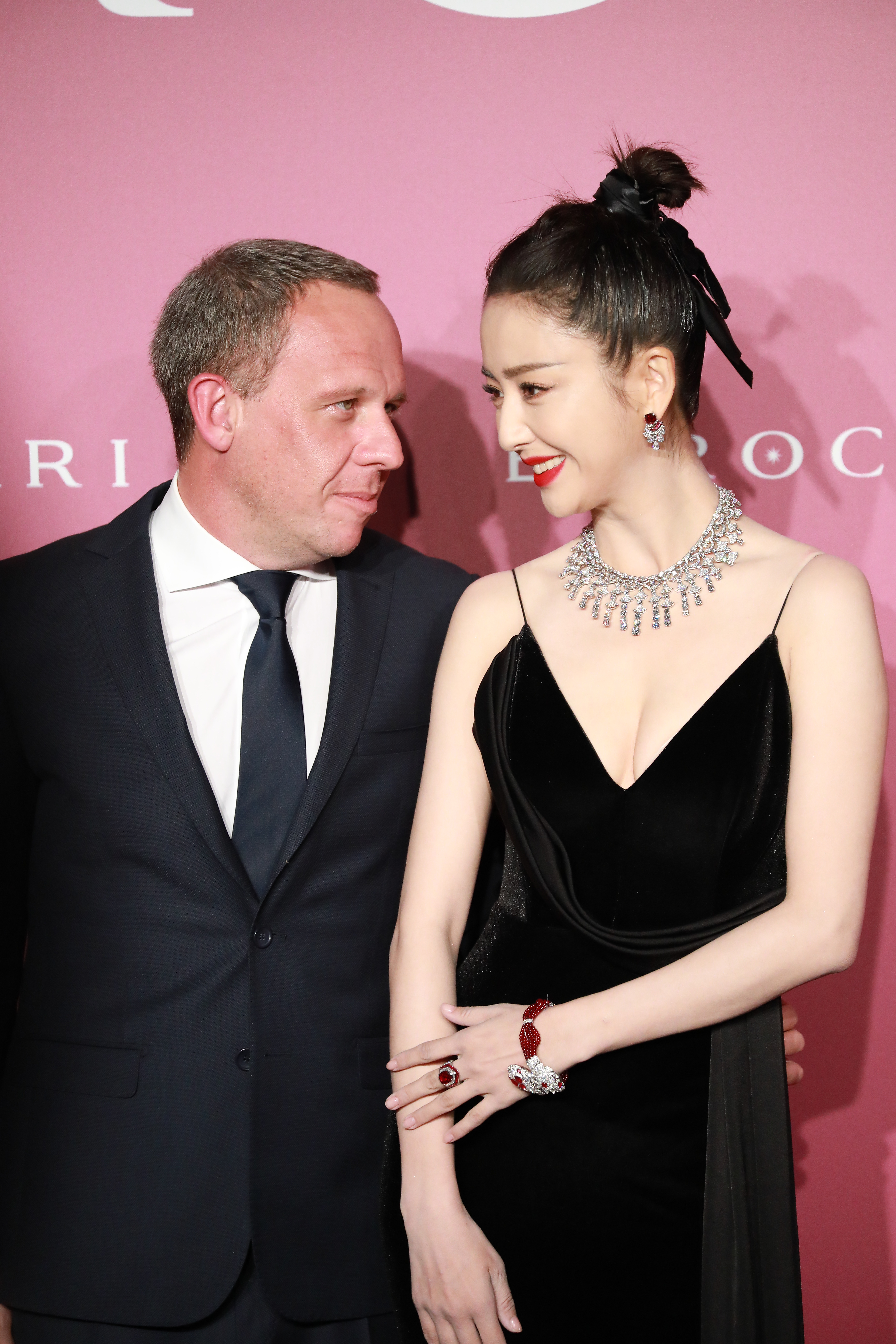 佟丽娅早年参加宝格丽红毯现场黑色深V造型这得多迷人啊，老外都看呆了 