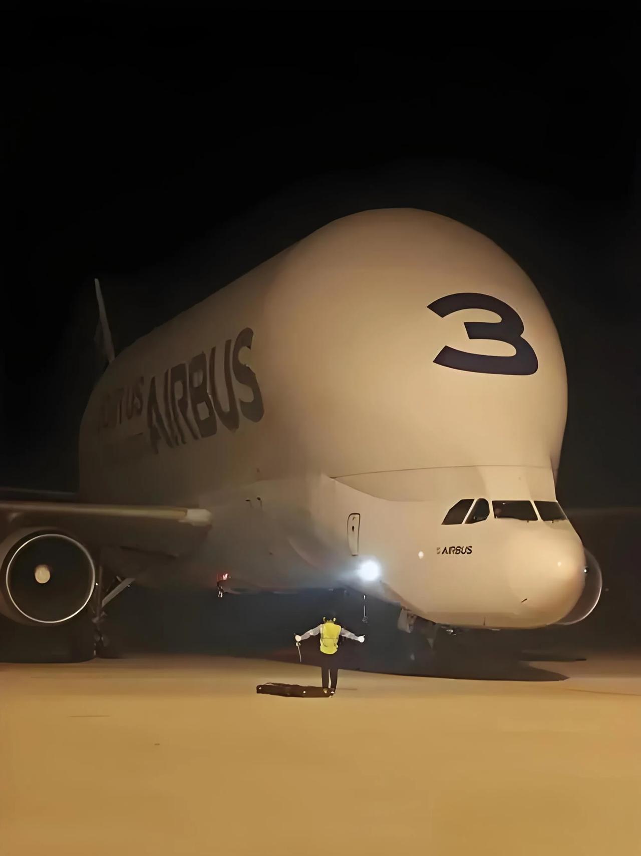 9月1日凌晨，一架空中客车“大白鲸”运输机飞抵青岛胶东国际机场，这家伙真大，确实