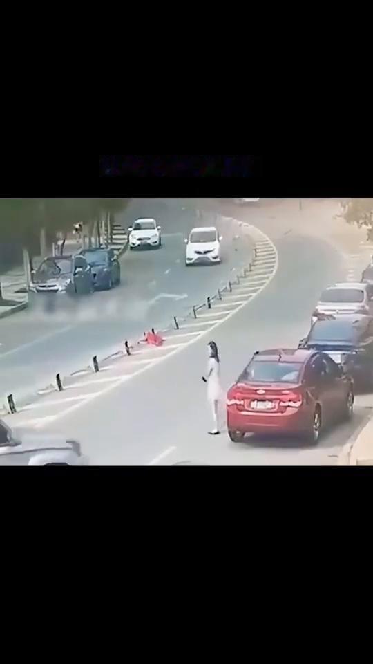 注意看事前的举动。